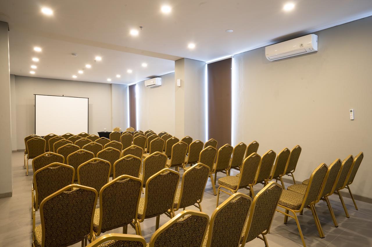 Maple Hotel Grogol Джакарта Екстериор снимка