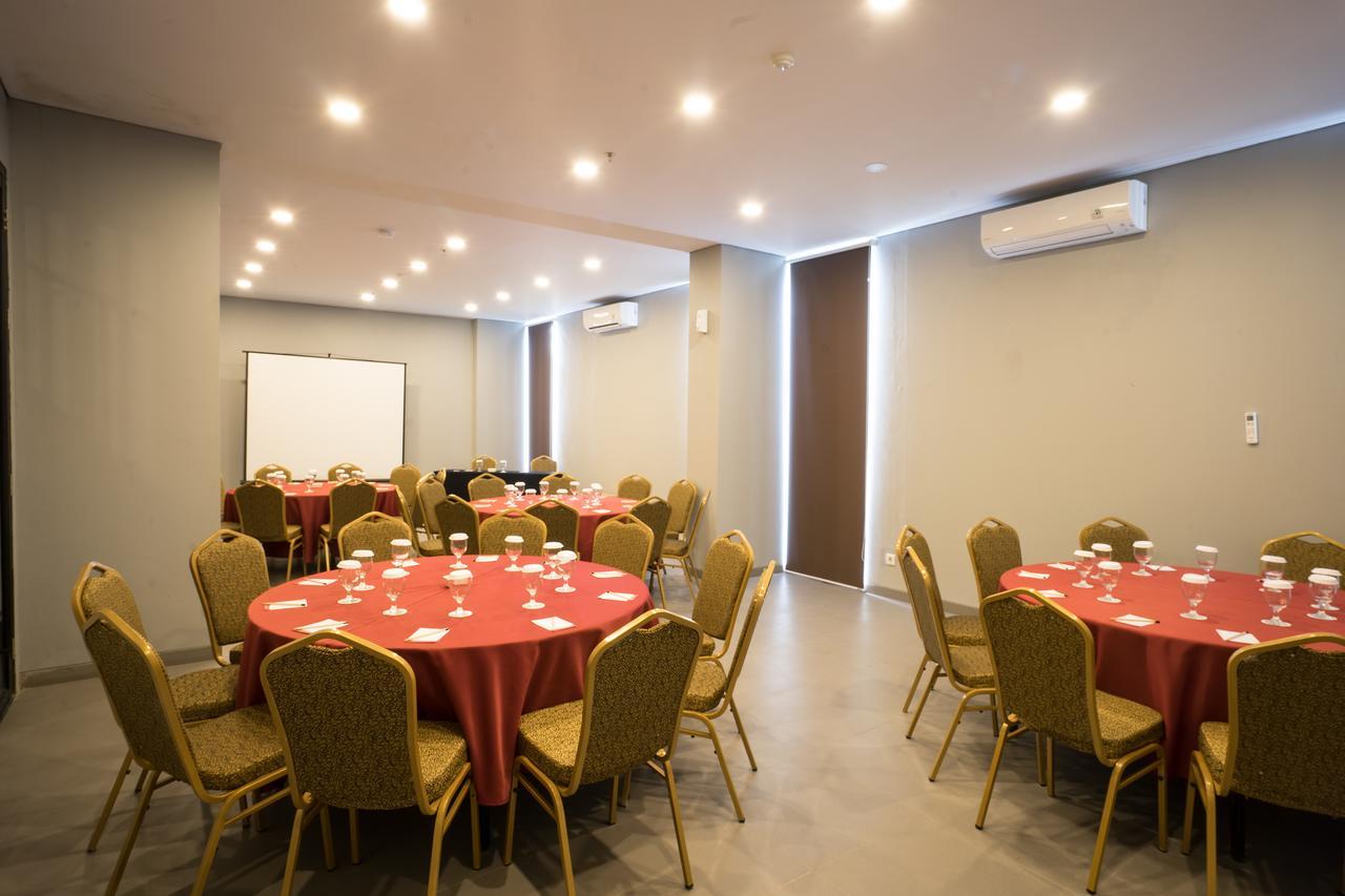 Maple Hotel Grogol Джакарта Екстериор снимка